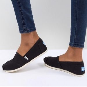 NWOT Black Classic TOMS